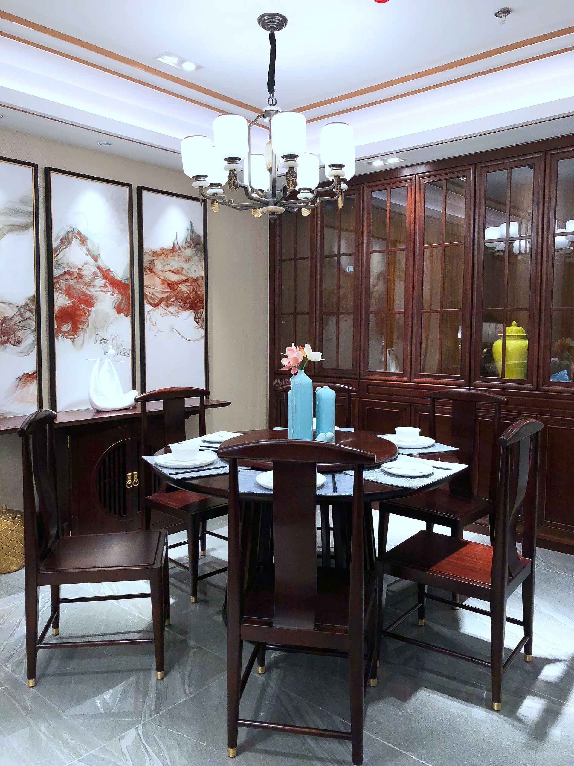 110平现代中式三居之餐厅桌椅布置效果图