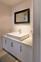 130平现代简约三室之浴室柜设计效果图