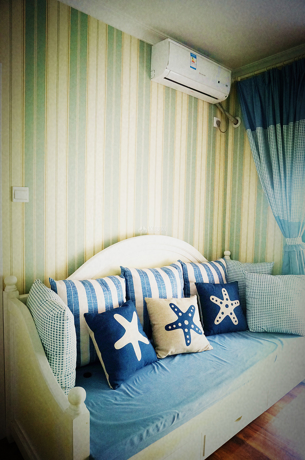 地中海风格三口之家之客厅沙发床布置效果图
