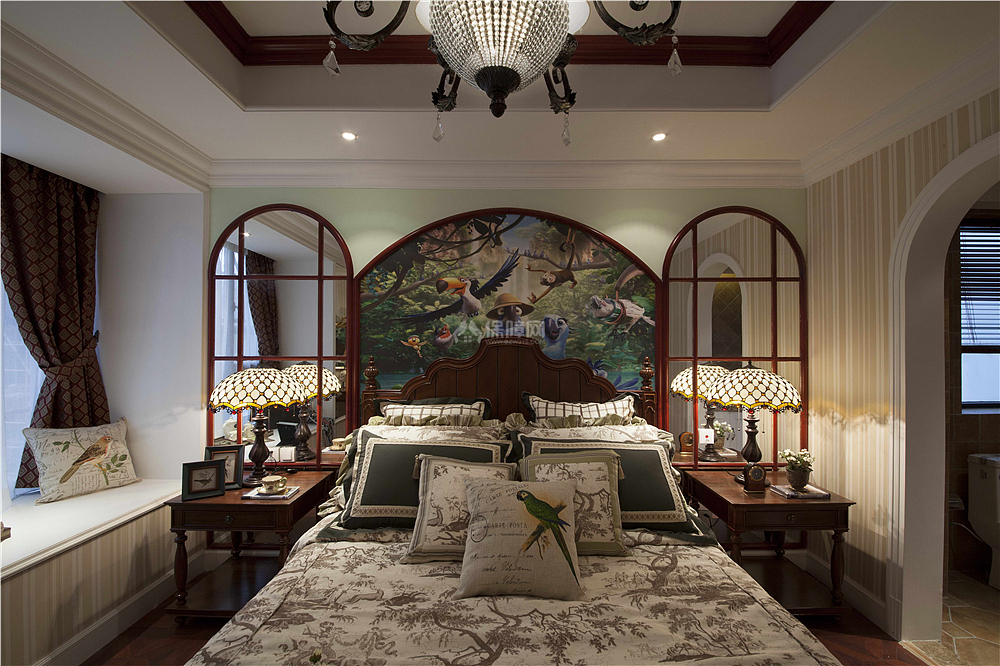 135平米美式三居之主卧床头背景墙装饰画效果图