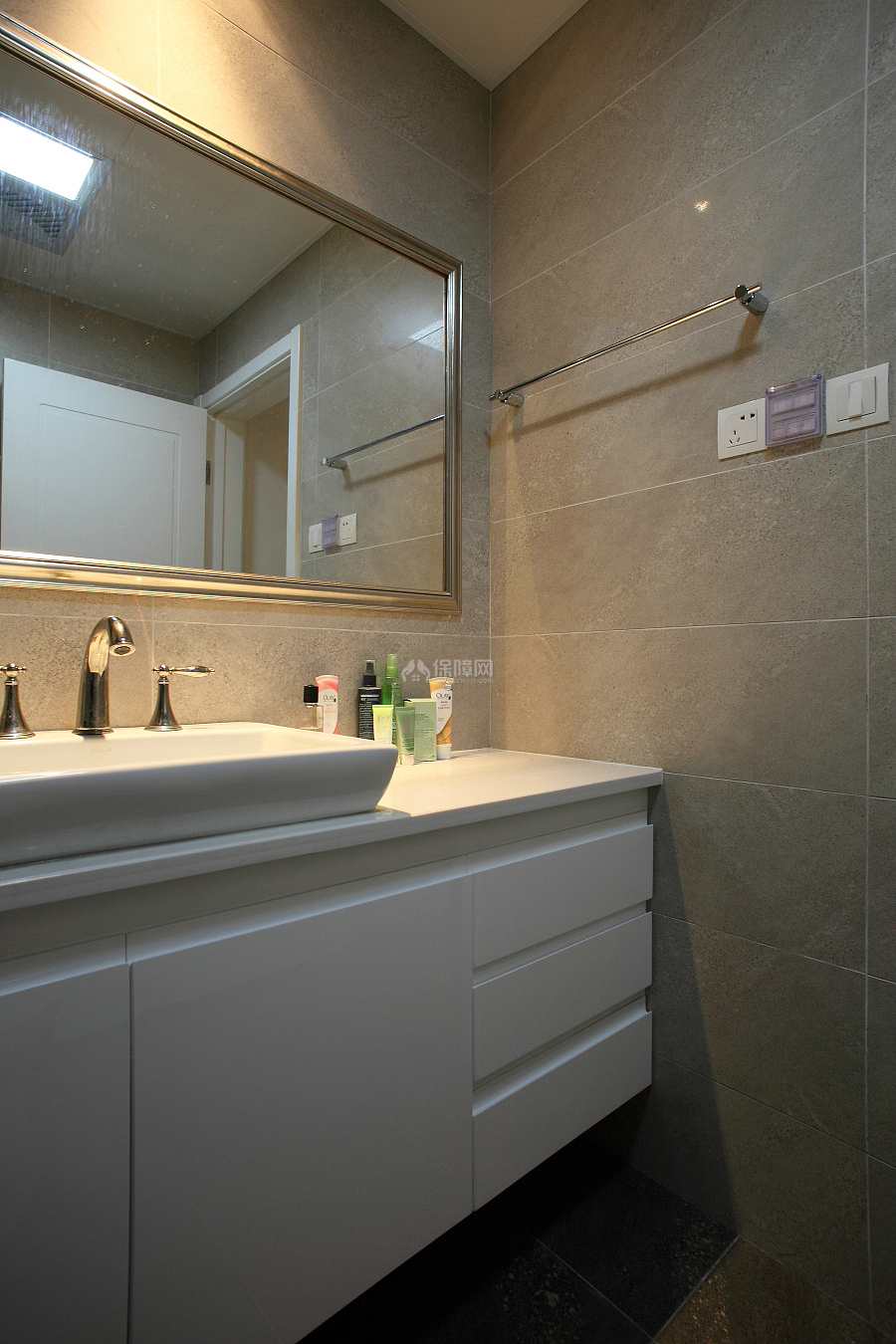 128㎡现代简约三居之浴室柜设计效果图