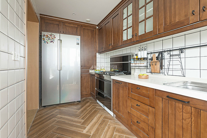 128㎡现代原木风公寓之厨房橱柜设计效果图