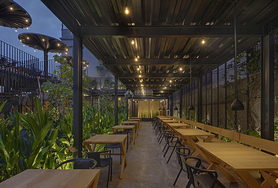 Sunrise花园餐厅之一层室外用餐区夜景效果图