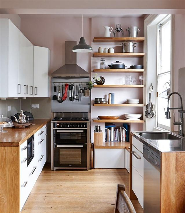 充分利用墙壁空间,这是一个很好的方式给厨房一个更明亮的外观