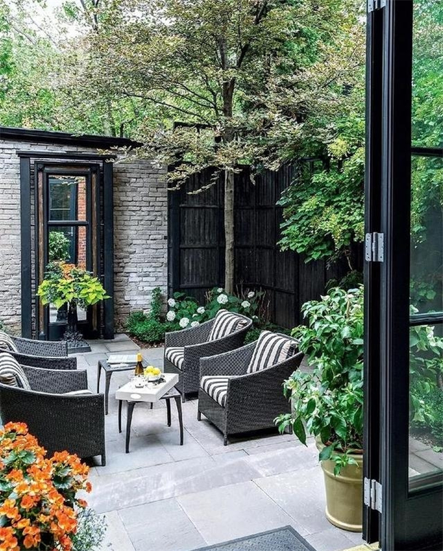 以新中式庭院为例,门庭回廊 粉墙黛瓦 植物山石 水景凉亭是传统的