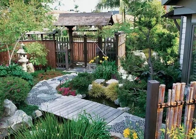 关于一些小庭院景观中的吸引人的创意设计,植物的合理选择,庭院小品的