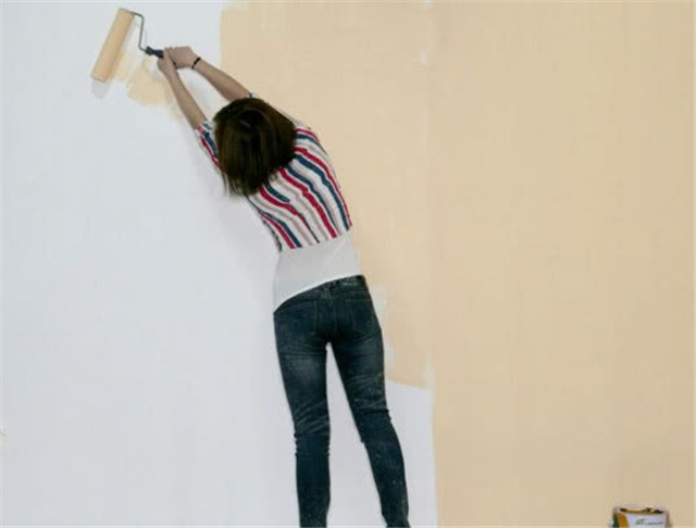 墙面乳胶漆施工 滚涂和喷涂哪种工艺好
