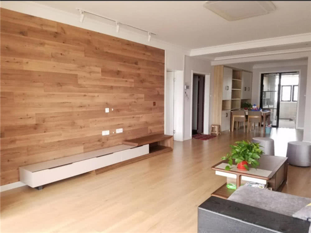 客厅电视背景墙换白天的效果,原木色的木板更能凸显出来,而且没有