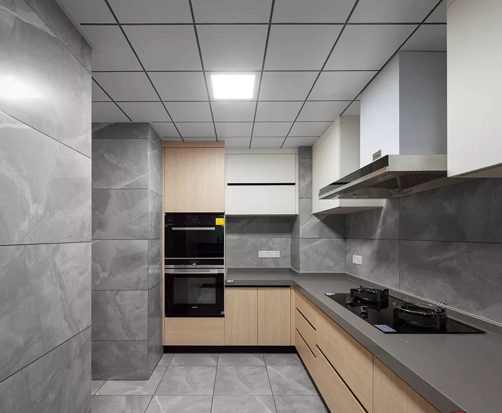 的选择建议和客厅地砖直接通铺到厨房地面,选择耐脏,防污的地面瓷砖