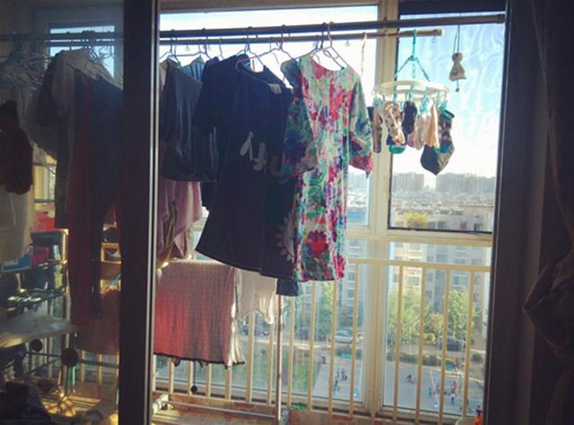 客厅阳台晾衣服尴尬图片