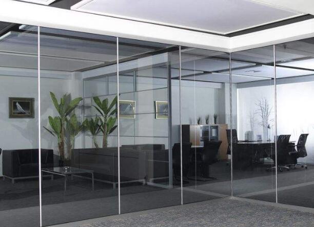 不锈钢玻璃门主要是在边框采用不锈钢的材质,这样制作的不锈钢玻璃门