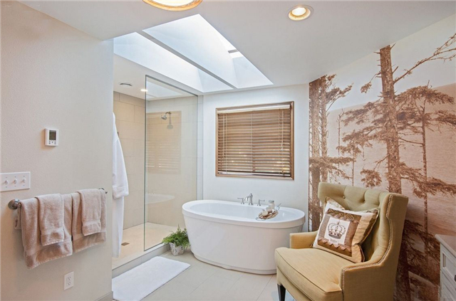 摘要:浴缸一般都会安放在冲凉房,这种设计会更加完善和舒适