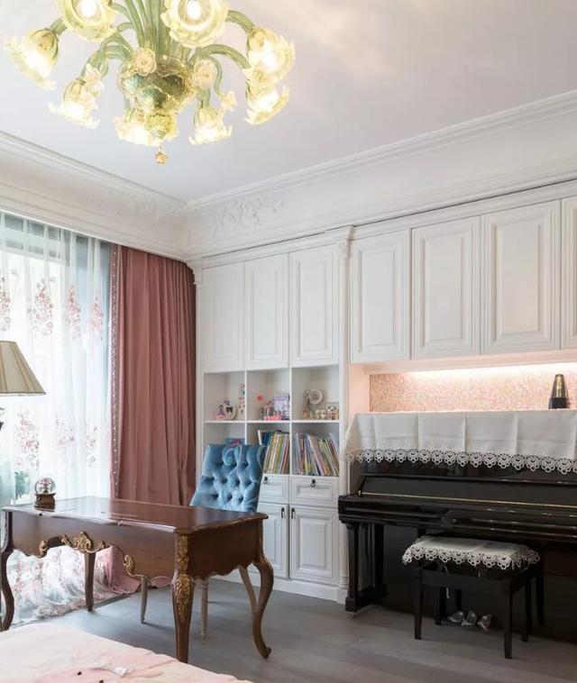 床的一侧还有立式钢琴,嵌入式的设计美观又实用   7,卫生间