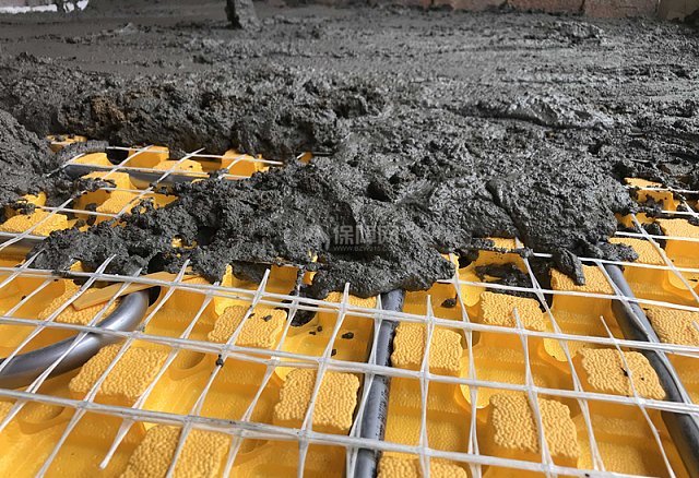 地暖地板出现发黑怎么回事 四种可能找对了再维修