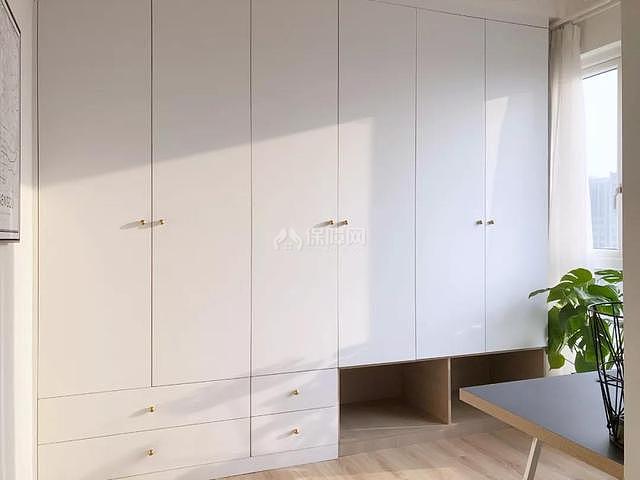 定制衣柜现在流行木 白色搭配不容易过时 装修保障网