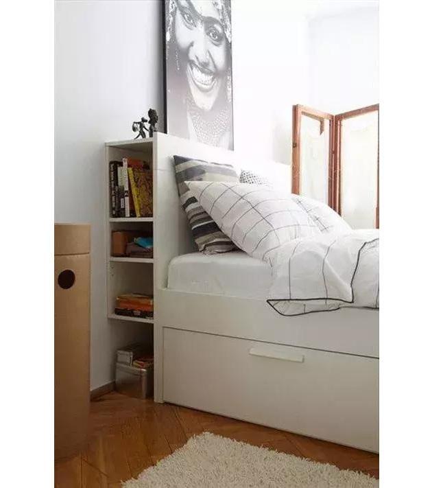 床头搁板代替床头柜图片