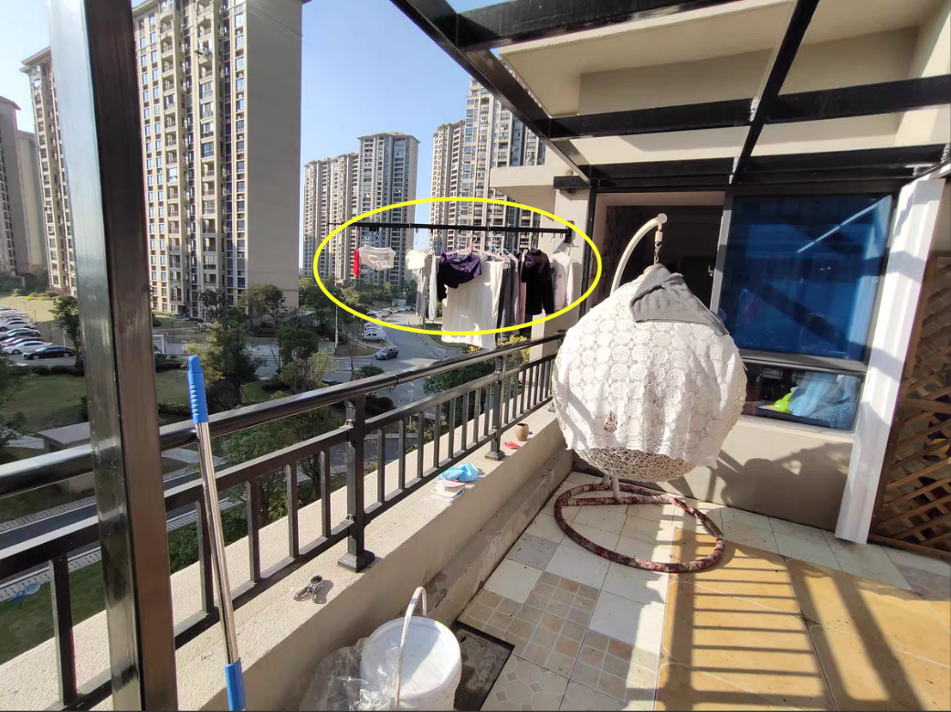 只有一个阳台怎么取舍 安装上折叠衣架休闲、晾衣兼具