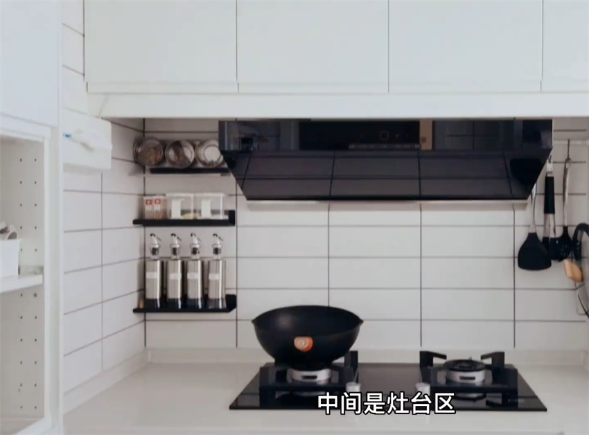4平米的小厨房设计 正方形的空间收纳井井有条!