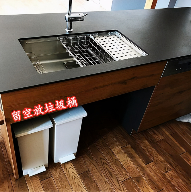 厨房橱柜如何设计实用 空出一格装上拉篮隔板实用加倍