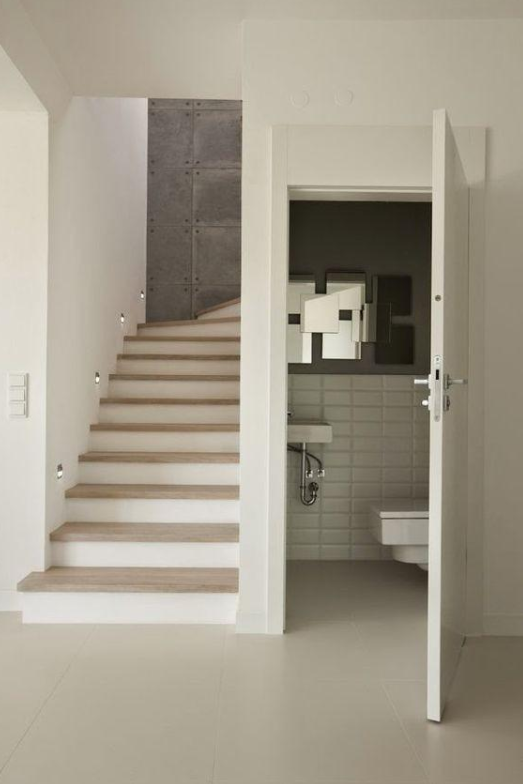 楼梯下的空间如何利用 不装柜子反而更实用?
