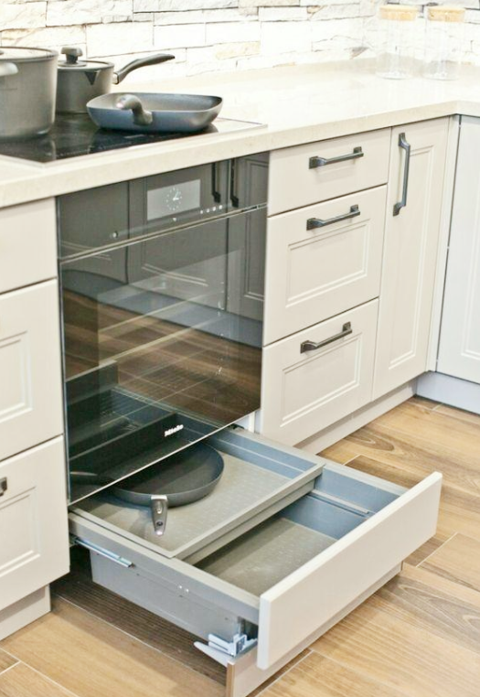 收纳功能强的厨房设计 抽屉挡板留空用起来很顺手!