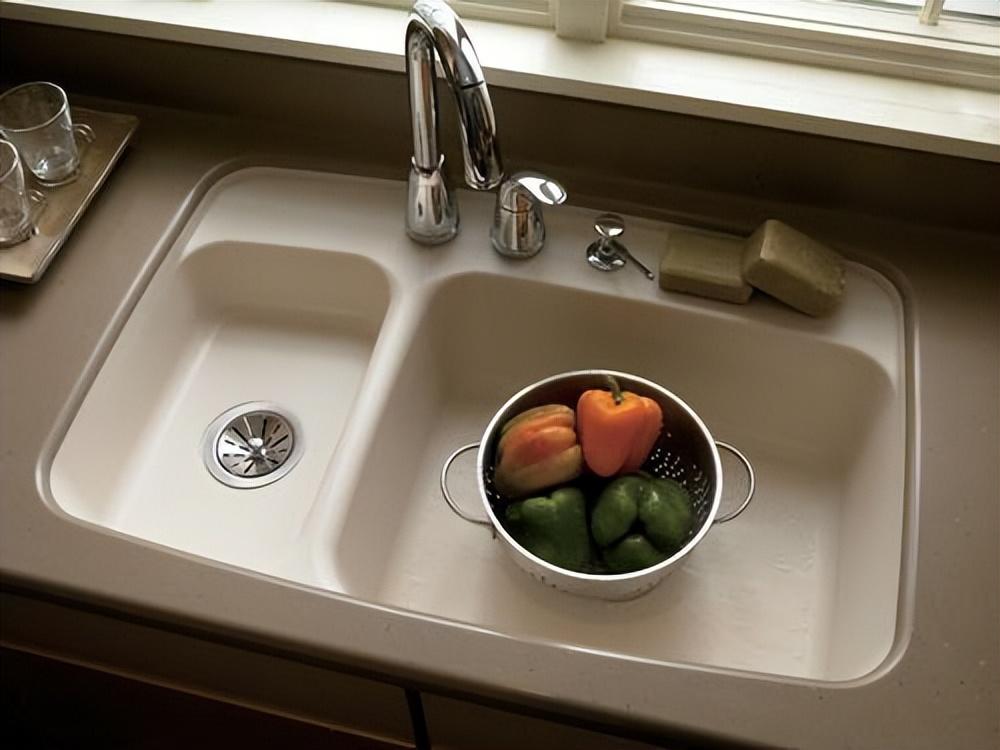 洗菜盆材质选择 不锈钢水槽和石英石有啥区别