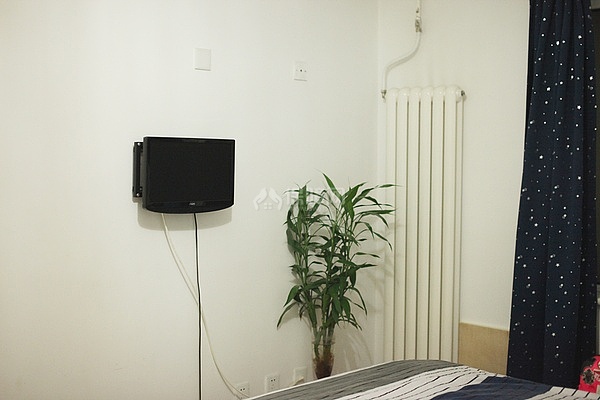 臥室里的小電視對(duì)著床，剛好