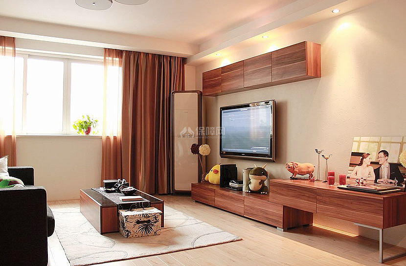 客厅，白色立体墙纸，复合地板，胡桃木贴皮电视机柜，