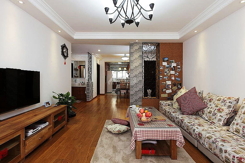客厅大图，木色白墙戴砖。干净清爽的选色简单又文艺。