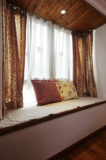 大爱的飘窗台，可以成为一个独立的小空间。飘窗垫和窗