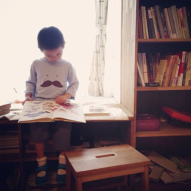 同事的小朋友来我家玩，安静地坐在飘窗上看书，一下子