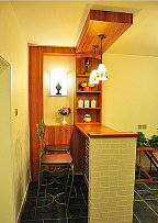 此款吧台下边是红砖砌的，实木台面，其他都是爱格花梨
