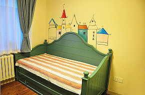 迪拜床配上墙画，有点童话浪漫的气息。。。床下边是个