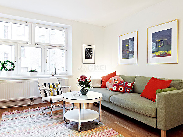 绿色的沙发清新自然，小家被浓浓的文艺气息包围着。