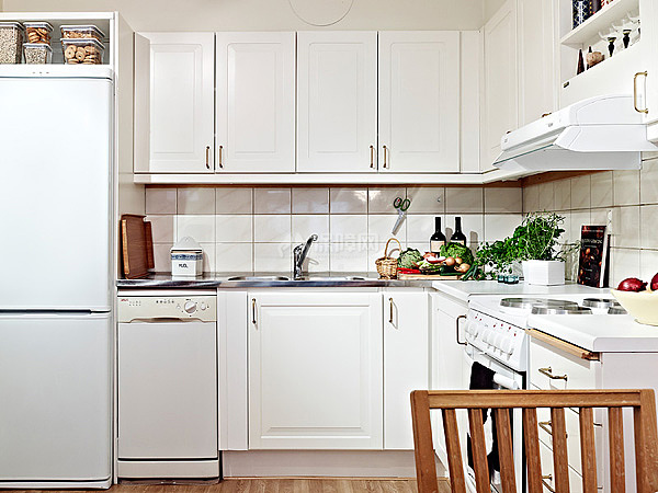 厨房以白色为主，实用整洁
