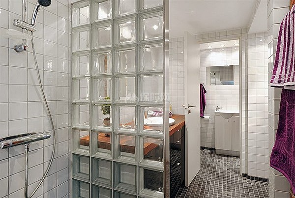 用一块落地半透明的钢化玻璃作为隔断，间隔卫浴的干湿