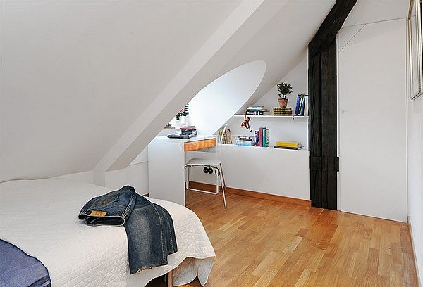 在卧室的顶端是一个小小的工作区的设计，简单有独特。