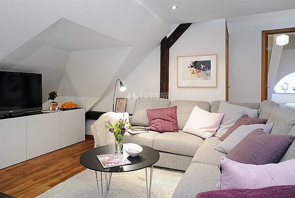 小小的阁楼也拥有与大户一样温馨舒适的客厅，家具的柔