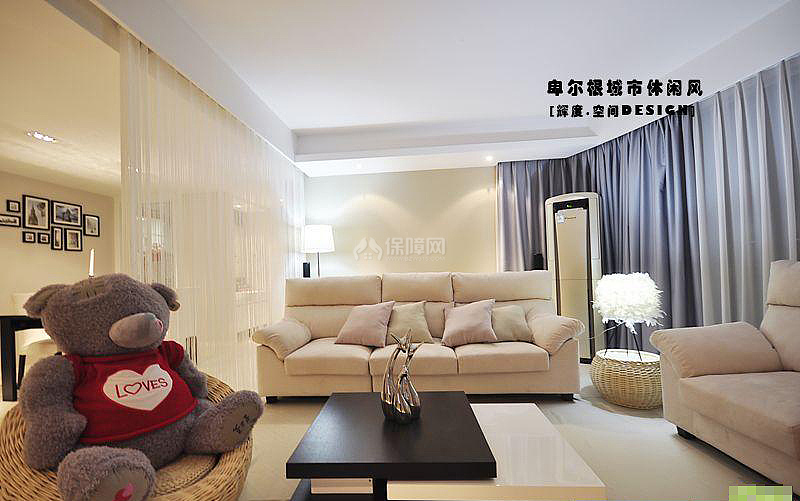 客厅与餐厅之间是以一方长的拖地帘布作为隔断。