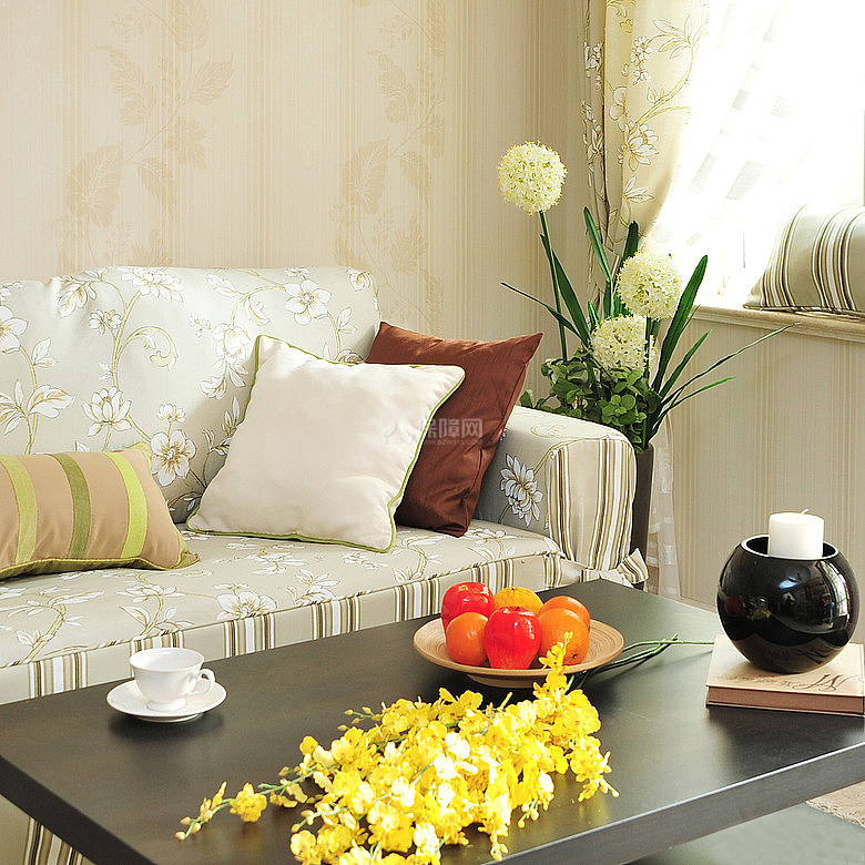 客厅里的设计很是小清新，沙发是浅素色，很有明快清爽