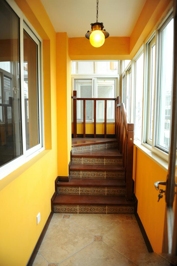 楼梯两面的墙壁都漆成了暖黄色给小家带来一丝温暖