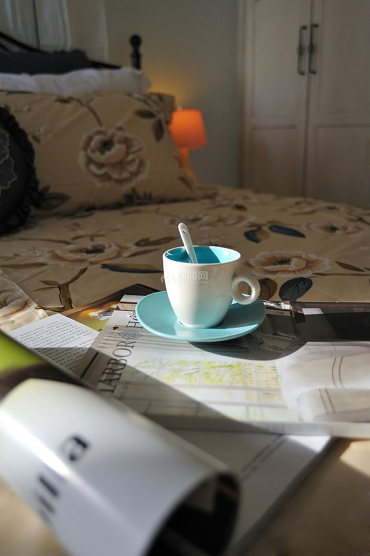 温暖的午后，一本书，一盏灯，一杯茶，生活就是如此的