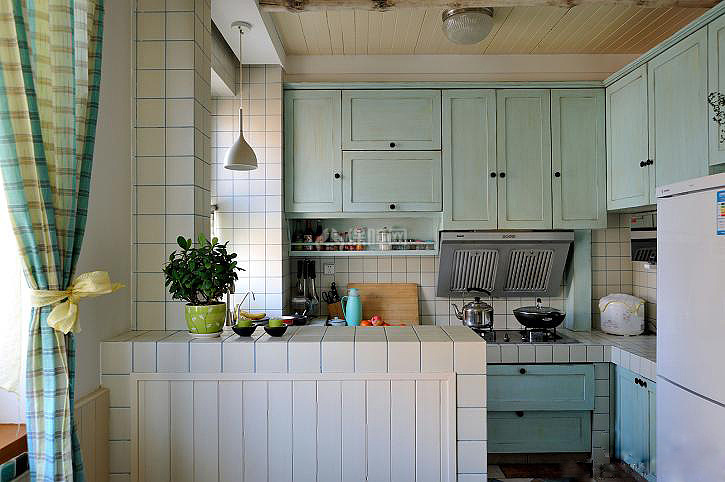 厨房的橱柜也是淡蓝色，与整体风格相统一。
