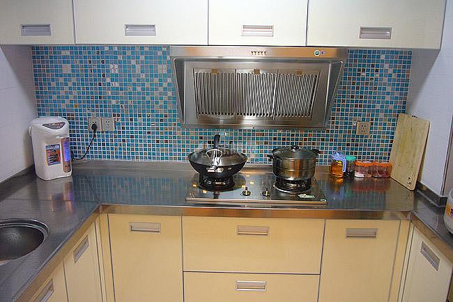厨房的橱面是不锈钢的，方便清理。