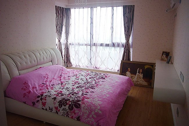 卧室的采光效果很好，温暖的阳光洒进卧室，舒适又浪漫