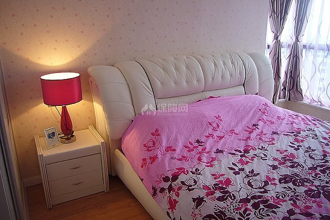 床头包靠上去十分舒适，床头柜的颜色与整个调调相互融