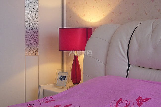 红色的床头灯更添了卧室的小情调。