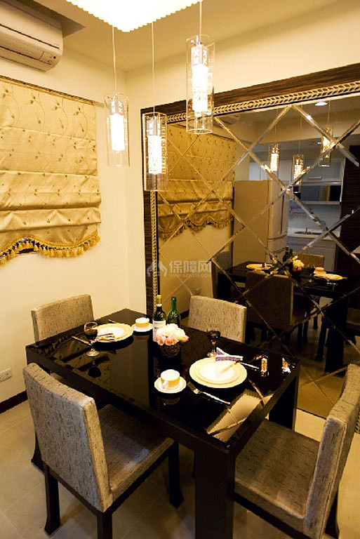 餐厅以菱形切割的茶镜作為主墙墙面，延续奢华风格。