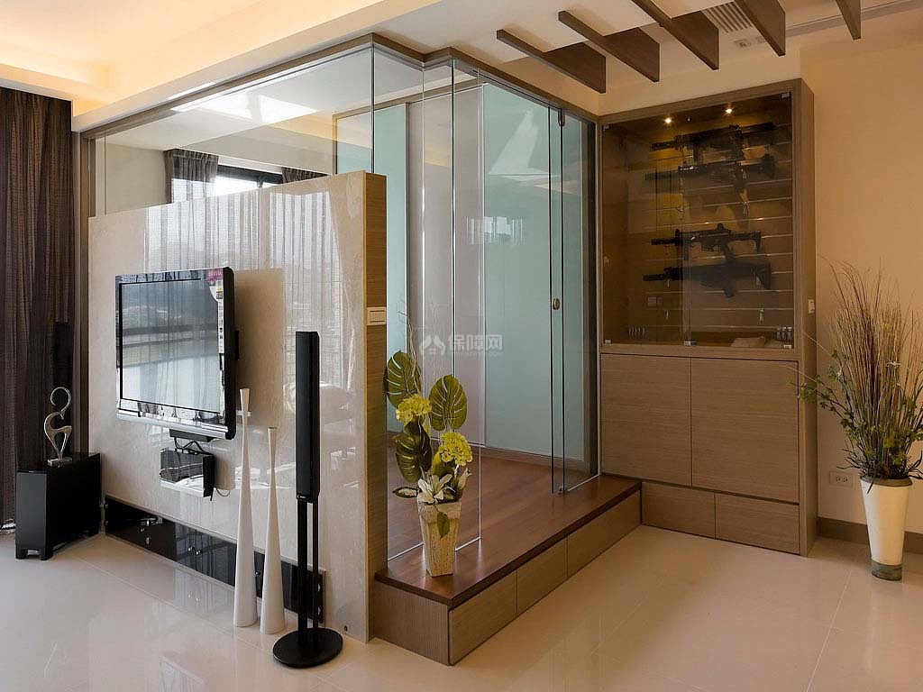 透過(guò)玻璃展示柜，擺放屋主的喜愛(ài)戰(zhàn)利品，坐在客廳也能