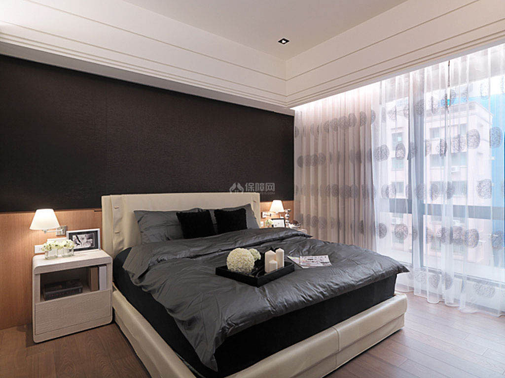 卧房铺设木质地板与公共区域区隔同时增添舒适度。